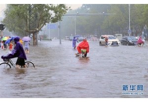 华北多地迎强降雨天气 车辆行人涉水前行....